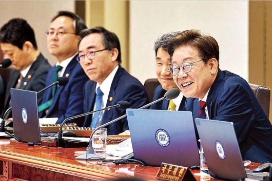 <220분 국무회의, 점심은 김밥> 이재명 대통령이 5일 용산 대통령실 청사에서 점심으로 김밥을 먹으며 첫 국무회의를 주재하고 있다. 대통령실 제공