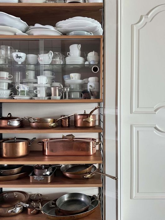 오후의 햇빛을 받아 황금빛을 발산하고 있는 그의 동그릇 컬렉션. 박민지씨 제공