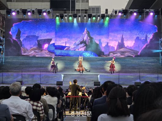 지난 1일 광화문 광장 세종문화회관 야외 계단에서 열린 모차르트 오페라 ‘마술피리’. 서울시오페라단은 지난 2023년부터 야외 무료 오페라를 공연하며 오페라 공연의 문턱을 낮췄다. 노정연 기자