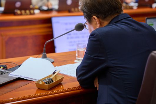 이재명 대통령이 5일 용산 대통령실 청사에서 김밥을 먹으며 첫 국무회의를 하고 있다. 대통령실 제공