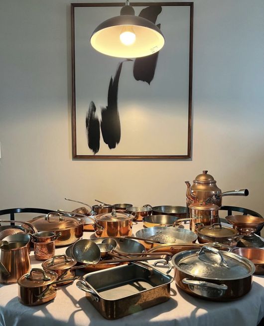 십 수년간 하나하나 사 모은 그의 동그릇 컬렉션은 냄비, 프라이팬, 찜기는 기본 각종 조리도구 및 화로 등을 망라한다. 박민지씨 제공