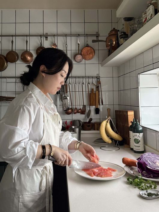 자연광 아래 직접 요리하는 과정을 담고 편집해 유튜브 채널 ‘르쁠라’에 업로드하고 있다. 박민지씨 제공