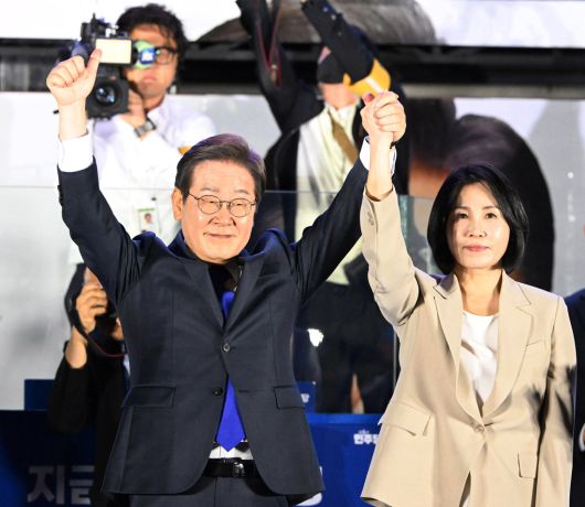 이재명 21대 대통령 당선인이 4일 부인 김혜경 여사와 서울 여의도 국회 앞에서 더불어민주당 주최로 열린 국민개표방송 행사 무대에 올라 시민들의 환호에 답하고 있다.  박민규 선임기자