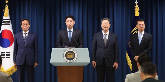 비서실장 직속 수석 인선 발표 강훈식 대통령비서실장이 8일 서울 용산 대통령실청사 브리핑룸에서 우상호 정무수석(왼쪽), 오광수 민정수석, 이규연 홍보소통수석(오른쪽)의 인선을 발표하고 있다. 대통령실사진기자단