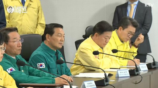 정원오 성동구청장(사진 맨 오른쪽)이 지난 5일 이재명 대통령 주재로 열린 안전치안점검회의에 참석해 발언을 기록하고 있다. KTV화면 캡쳐