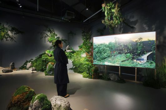 지난달 28일 서울 도봉구 서울시립사진미술관에서 열린 개관 특별전 ‘스토리지 스토리’에서 참석자가 원석연의 ‘완성되지 않은 건축, 지어지는 중인 자연’을 둘러보고 있다. 연합뉴스