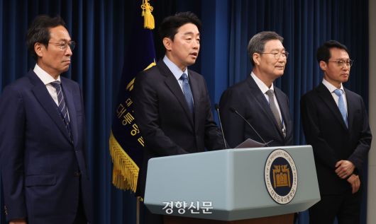 강훈식 대통령비서실장이 8일 서울 용산 대통령실청사 브리핑룸에서 인선 발표를 하고 있다. (왼쪽부터) 우상호 신임 정무수석, 강 비서실장, 오광수 민정수석, 이규연 홍보수석. 대통령실사진기자단