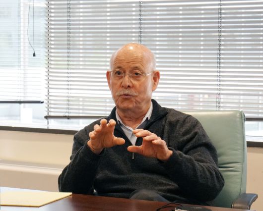 제러미 리프킨 미국 경제동향연구재단 이사장이 지난 4월23일(현지시간) 미국 메릴랜드주 베세즈다에 있는 경제동향연구재단 회의실에서 경향신문과 인터뷰를 하고 있다. 베세즈다 | 김경학 기자