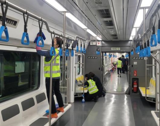 서울교통공사 환경공무직원들이 지난 5월 26일 서울지하철 4호선 열차 객실에 남은 낙서들을 지우고 있다. 서울교통공사