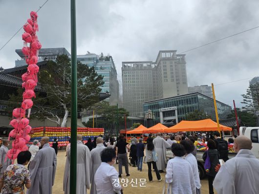 10일 오전 서울 종로구 수송동 조계사에서 화재가 발생해 스님과 종무원, 신도들이 대피해 있다. 박채연 기자