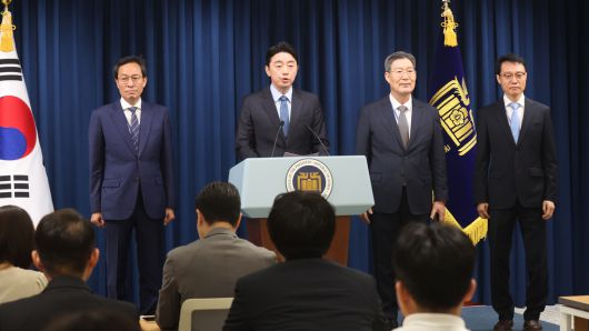 강훈식 대통령비서실장이 8일 서울 용산 대통령실 브리핑룸에서 인선 발표를 하고 있다. (왼쪽부터) 정무수석에 우상호 , 강 비서실장, 민정수석 오광수, 홍보수석 이규연 대통령실사진기자단