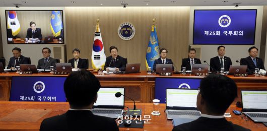 이재명 대통령이 10일 서울 용산구 대통령실 청사에서 열린 국무회의에서 모두 발언을 하고 있다. 대통령실사진기자단