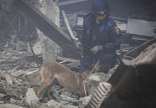 10일(현지시간) 우크라이나 하르키우에서 구조대원이 러시아의 미사일 공습으로 무너진 건물 잔해를 헤치며 구조작업을 벌이고 있다. AP연합뉴스