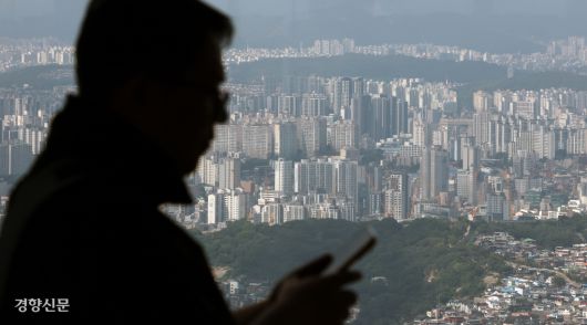 “언제 돈 모아 내 집 마련하나” 서울 집값 상승세가 강남에 이어 ‘노도강(노원·도봉·강북구)’으로 확산되고 있다. 10일 서울 남산에서 바라본 강북과 노원구 일대에 아파트 단지가 빼곡하게 들어서 있다. 권도현 기자
