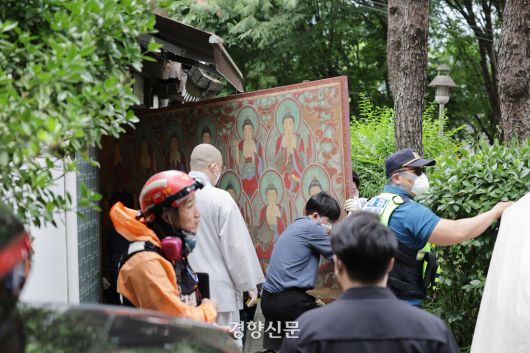 10일 서울 종로구 조계사 옆 한국불교역사문화기념관 국제회의장에서 화재가 발생해 관계자들이 문화재를 옮기고 있다. 2025.6.10. 정지윤 선임기자