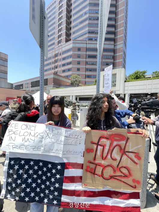 10일(현지시간) 미국 캘리포니아주 로스앤젤레스 도심의 메트로폴리탄 구금센터 앞에서 10대 청소년 그웬과 코트니가 도널드 트럼프 대통령의 이민자 단속에 항의하는 시위를 벌이고 있다. 로스앤젤레스 | 김유진 특파원