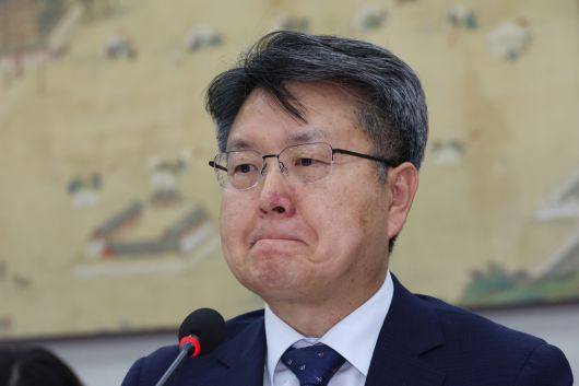 오석환 교육부 차관이 11일 국회에서 열린 교육위원회 전체회의에서 극우 성향 단체 ‘리박스쿨’ 의혹 관련해 의원들의 질의을 듣고 있다. 이 단체는 ‘늘봄학교’를 통해 초등학생들에게 왜곡된 극우 역사관을 심도록 한 의혹를 받는다. 연합뉴스