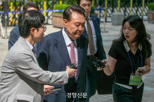 윤석열 전 대통령이 지난 9일 오전 서울 서초구 서울중앙지방법원에서 내란 우두머리 혐의 사건 6차 공판에 출석하고 있다. 사진공동취재단