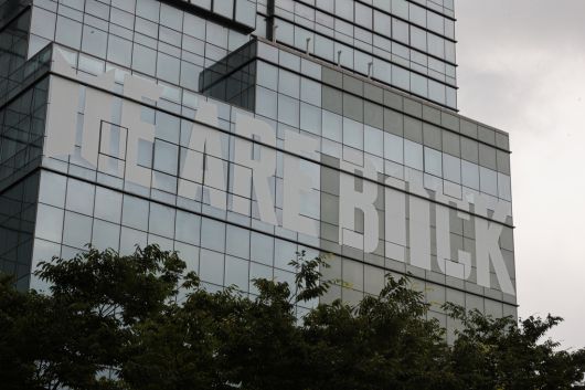 BTS 멤버 RM과 뷔의 전역일인 지난 10일 서울 용산구 하이브 사옥에 방탄소년단·아미(BTS 팬덤명)의 공식 로고와 ‘WE ARE BACK’이라는 문구가 래핑되어 있다. 연합뉴스