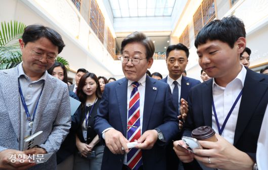 이재명 대통령이 11일 서울 용산 대통령실 구내식당에서 기자들과 식사한 뒤 인사를 나누고 있다. 대통령실사진기자단