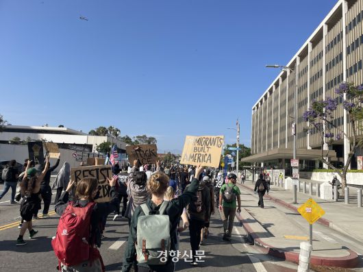 10일(현지시간) 미국 캘리포니아주 로스앤젤레스 도심에서 도널드 트럼프 행정부의 이민자 단속에 항의하는 시민들이 행진하고 있다. 로스앤젤레스 | 김유진 특파원