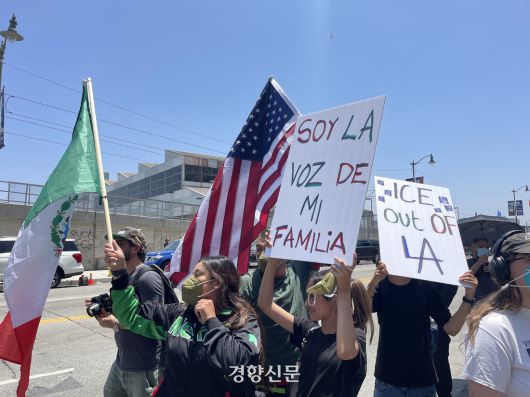 10일(현지시간) 미국 캘리포니아주 로스앤젤레스 도심의 메트로폴리탄 구금센터 앞에서 시민들이 도널드 트럼프 대통령의 이민자 단속에 항의하는 시위를 벌이고 있다. 로스앤젤레스 | 김유진 특파원