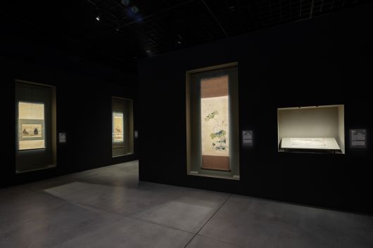 대구간송미술관에서 열리는 특별전 ‘화조미감’에 나란히 전시 중인 이인상의 ‘서지백련’(오른쪽)과 강세황의 ‘향원익청’(가운데). 대구간송미술관 제공