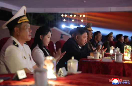 북한이 지난달 진수식 도중 좌초한 신형 5000t급 구축함을 수리해 지난 12일 김정은 국무위원장이 참석한 가운데 진수식을 개최했다고 13일 조선중앙통신이 보도했다. 연합뉴스