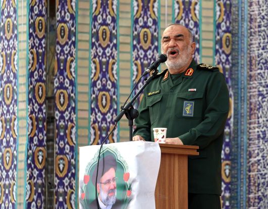 지난달 15일 이란 테헤란에서 열린 고 에브라힘 라이시 이란 대통령의 1주기 추모식에서 이란혁명수비대(IRGC) 총사령관 호세인 살라미가 연설하고 있다. EPA연합뉴스