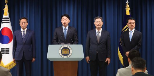 오광수 전 대통령실 민정수석(오른쪽에서 두번째)이 지난 8일 용산 대통령실 브리핑룸에서 진행된 인선 발표 자리에 참석하고 있다. 대통령실사진기자단