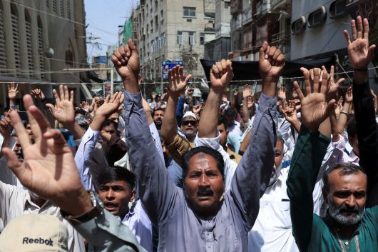 이스라엘의 이란 공습 이후 파키스탄 시아파 이슬람교도들이 13일(현지시간) 카라치에서 열린 반이스라엘 시위에서 손을 들며 구호를 외치고 있다. 로이터연합뉴스