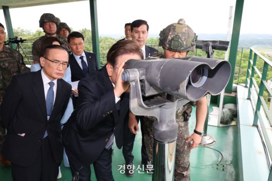 이재명 대통령이 13일 경기 연천군  25사단 비룡전망대를 방문해 망원경으로 북한 지역을 보고 있다. 대통령실사진기자단