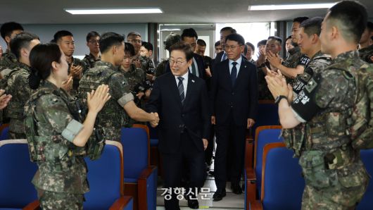 이재명 대통령이 13일 경기 연천군  25사단 비룡전망대를 방문해 장병들을 격려하고 있다. 대통령실사진기자단