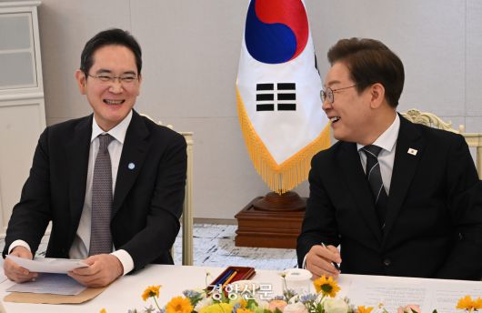 이재명 대통령이 13일 서울 용산 대통령실 청사에서 열린 경제단체와 기업인 간담회에서 이재용 삼성전자 회장과 이야기를 나누고 있다. 대통령실사진기자단