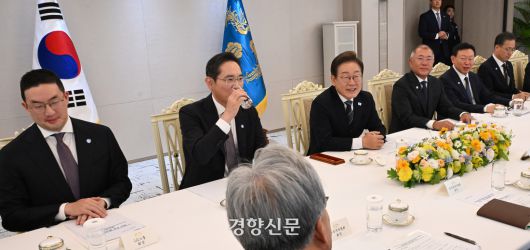 이재명 대통령이 13일 서울 용산 대통령실 청사에서 열린 경제단체와 기업인 간담회에서 발언하고 있다. (왼쪽부터)구광모 LG그룹 회장, 이재용 삼성전자 회장, 이 대통령, 정의선 현대자동차그룹 회장, 신동빈 롯데그룹 회장. 대통령실사진기자단