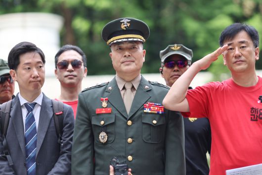 해병대 채모 상병 순직 사건과 관련해 1심에서 무죄를 선고받은 박정훈 대령(전 해병대 수사단장)이 13일 서초구 서울고법에서 열리는 2심 1회 공판에 출석하기 앞서 기자회견을 갖고 있다. 연합뉴스