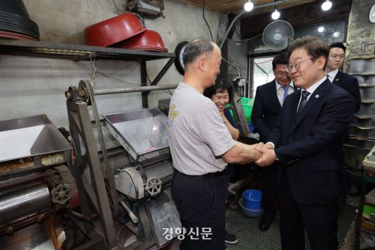이재명 대통령이 13일 기본소득 실시지역 현황점검을 위해 방문한 경기도 연천군 방앗간에서 주인과 대화하고 있다. 대통령실사진기자단