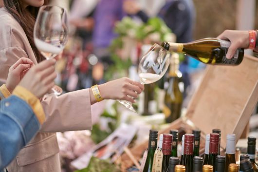 대부분 체크아웃 시간은 엄격하다. 대개 10~30분 정도 늦으면 관용적으로 요금이 부과되지 않거나 적은 금액만 청구되지만, 사전 요청 없이 30분 이상 늦으면 추가 요금이 부과될 수 있다.  워커힐 호텔 제공