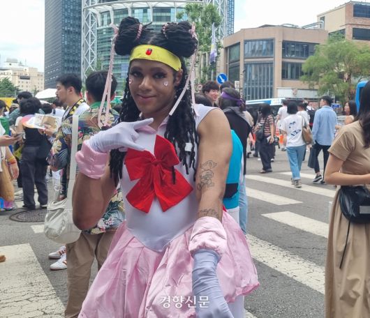 미국 시카고에서 살다가 2018년부터 한국에 산 덩컨 솔레어가 14일 서울 중구 남대문로·우정국로 일대에서 열린 제26회 서울퀴어퍼레이드(퀴퍼)에서 포즈를 취하고 있다. 강한들 기자