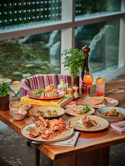 배달음식 섭취 가능 여부는 호텔마다 다르다. 배달음식 섭취가 가능할지라도 냄새가 강한 음식(해산물, 김치, 튀김류 등)은 주변에 불편을 끼칠 수 있고, 국물 음식 또는 붉은 양념이 강한 음식을 흘릴 경우 침구나 카펫을 더럽힐 수 있으니 주의해야 한다. 파크 하얏트 서울 제공