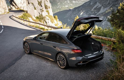 전기차가 대세인 시대, 더 뉴 A5는 여전히 내연기관의 매력을 고수하는 이들을 위해 전략적으로 개발된 모델이다.