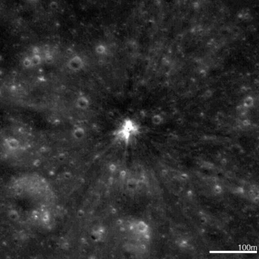 2013년 3월17일 월면을 강타한 소행성이 남긴 흔적(사진 가운데 흰색 얼룩)이 미국 항공우주국(NASA) 달 궤도선에 같은 해 7월 찍혔다. 이 충돌로 지름 18ｍ짜리 충돌구가 형성됐다. NASA 제공