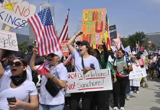 미국 로스앤젤레스(LA) 시청 청사 앞에서 도널드 트럼프 대통령에 반대하는 ‘노 킹스’(No Kings) 시위가 열리고 있다. UPI연합뉴스