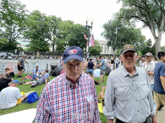 14일(현지시간) 미국 워싱턴 내셔널몰 인근에서 열린 미 육군 창설 250주년 기념 열병식을 보러 온 퇴역 군인 더글러스 구르카와 헨리 도튼이 인터뷰하고 있다. 워싱턴 | 김유진 특파원