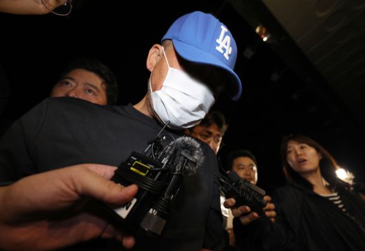 대구에서 신변보호 여성을 살해하고 도주한 피의자가 범행 나흘 만에 세종시 조치원읍에서 경찰에 붙잡혀 15일 대구 성서경찰서로 들어서고 있다. 연합뉴스