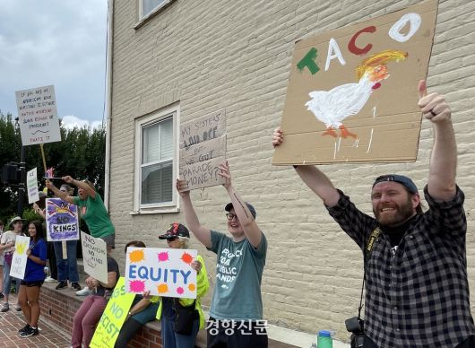 14일(현지시간) 미국 워싱턴DC 교외인 버지니아주 페어팩스시에서 시민들이 도널드 트럼프 대통령에 반대하는 ‘노 킹스’(No Kings) 집회를 열고 있다. 페어팩스(버지니아) | 김유진 특파원