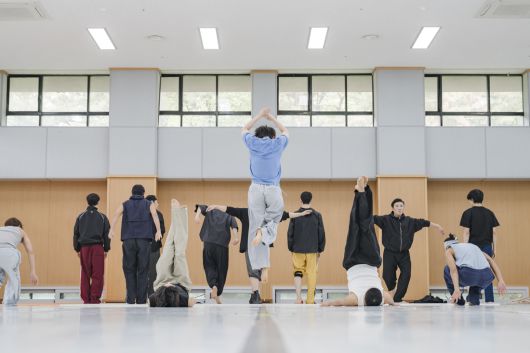 지난 9일 서울 국립극장 연습실에서 무용수들이 <파이브 바이브>의 장면을 선보이고 있다. 국립극장 제공.