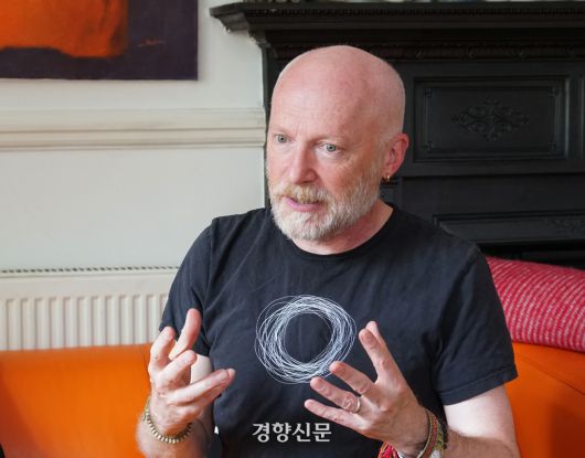 마커스 드 사토이 옥스퍼드대 수학과 교수가 지난달 18일(현지시간) 영국 런던 자신의 자택에서 경향신문과 인터뷰하고 있다. 런던 | 조문희 기자