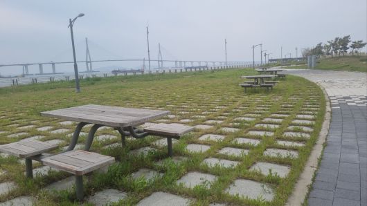 골든하바 공원에 있는 휴게의자 주변에 잡풀이 무성하다. 박준철기자