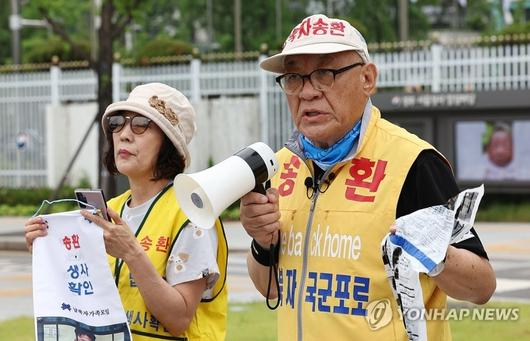 최성룡 납북자가족모임 대표가 16일 서울 종로구 정부서울청사 앞에서 기자회견을 열고 대북전단 살포 이유와 내용 등에 대해 설명하며 납북된 가족들의 생사 확인요청을 호소하고 있다. 연합뉴스